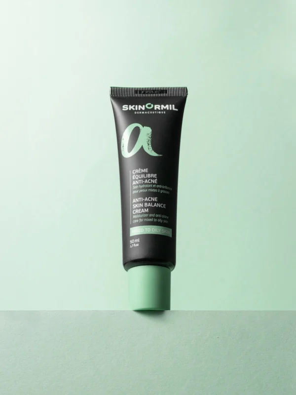 Крем Skinormil Anti-Acne Skin Balance Cream в черном тюбике с мятно-зеленой крышкой на нежно-зеленом фоне.